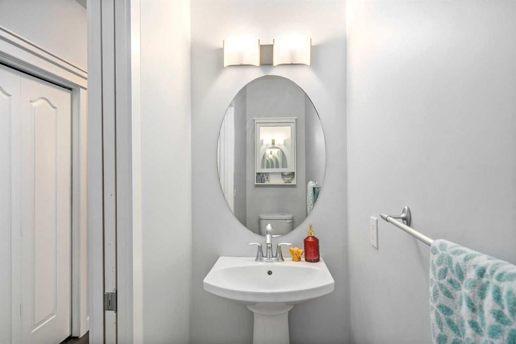 254 Silverado Plains Circle Sw, Calgary, AB - Indoor Photo Showing Bathroom