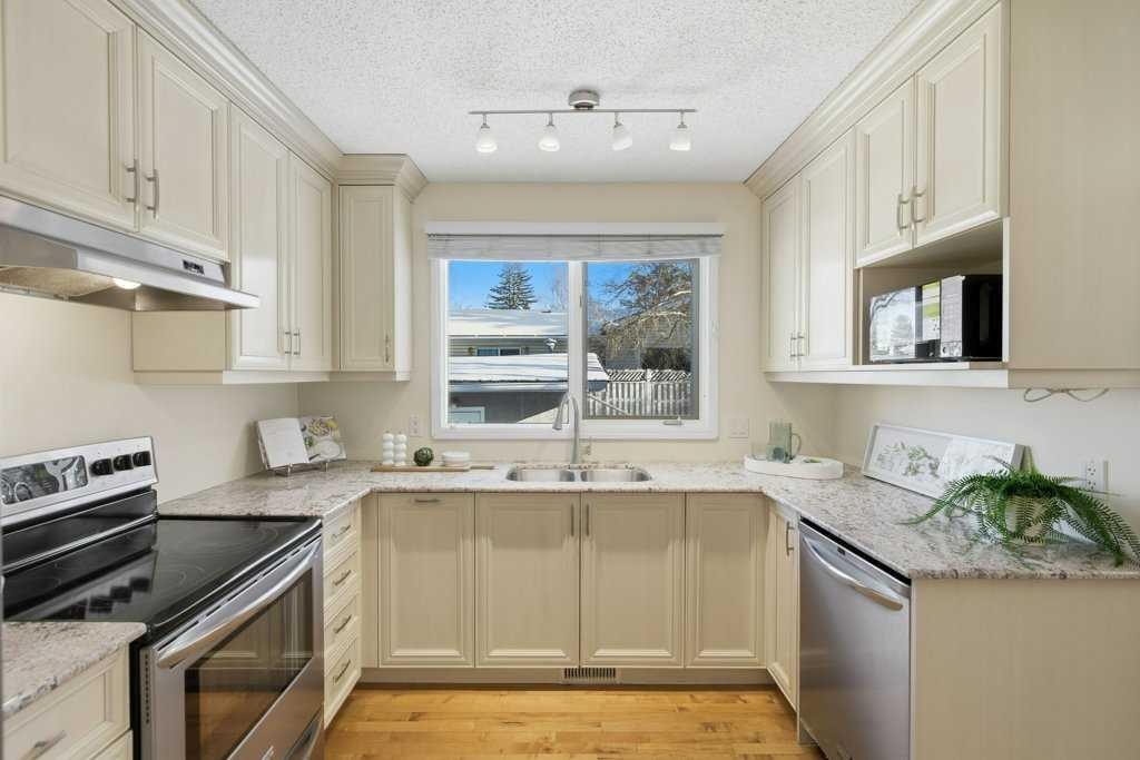 3703 Valdes Place Nw, Calgary, AB - Indoor Photo Showing Kitchen With Stainless Steel Kitchen