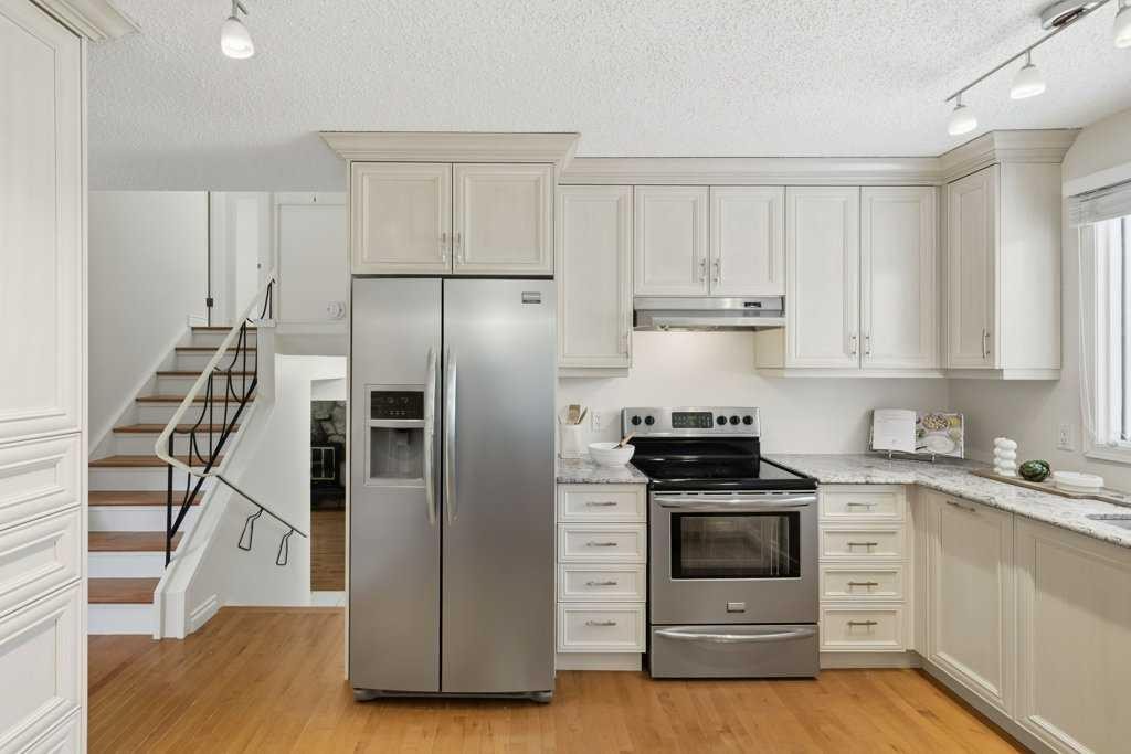 3703 Valdes Place Nw, Calgary, AB - Indoor Photo Showing Kitchen With Stainless Steel Kitchen With Upgraded Kitchen