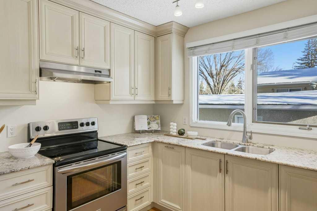 3703 Valdes Place Nw, Calgary, AB - Indoor Photo Showing Kitchen With Stainless Steel Kitchen With Double Sink With Upgraded Kitchen
