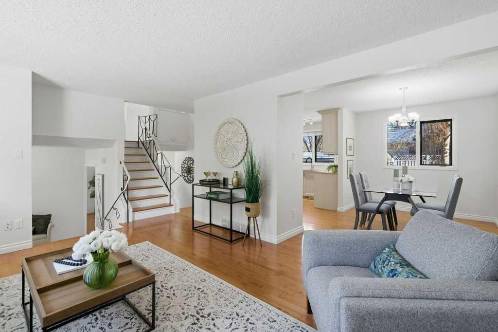 3703 Valdes Place Nw, Calgary, AB - Indoor Photo Showing Living Room