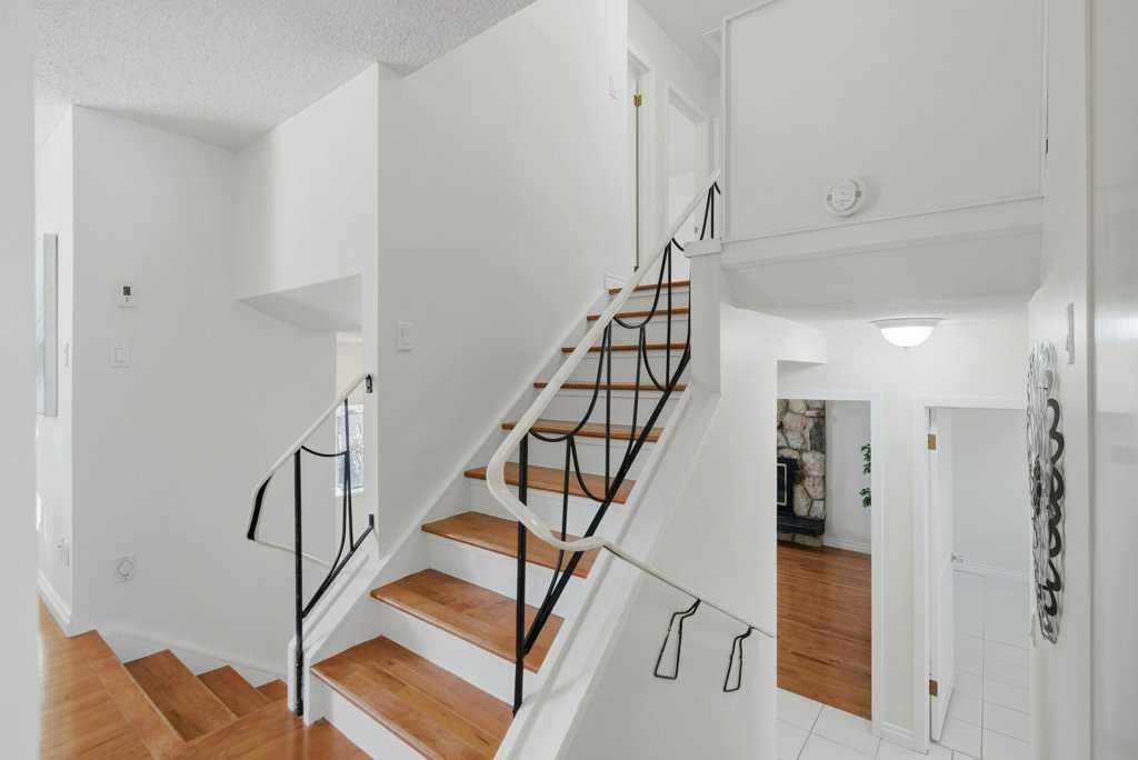 3703 Valdes Place Nw, Calgary, AB - Indoor Photo Showing Other Room