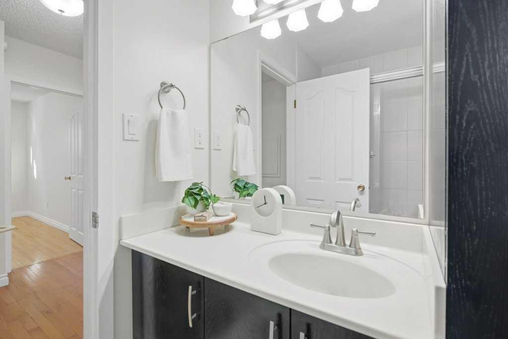 3703 Valdes Place Nw, Calgary, AB - Indoor Photo Showing Bathroom