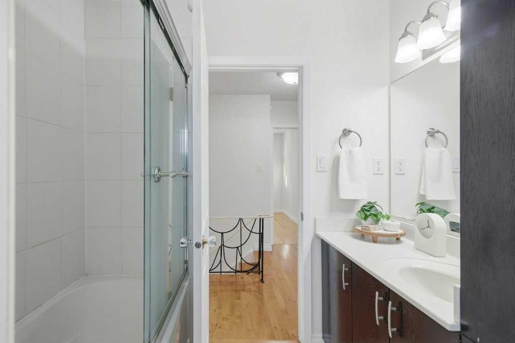 3703 Valdes Place Nw, Calgary, AB - Indoor Photo Showing Bathroom