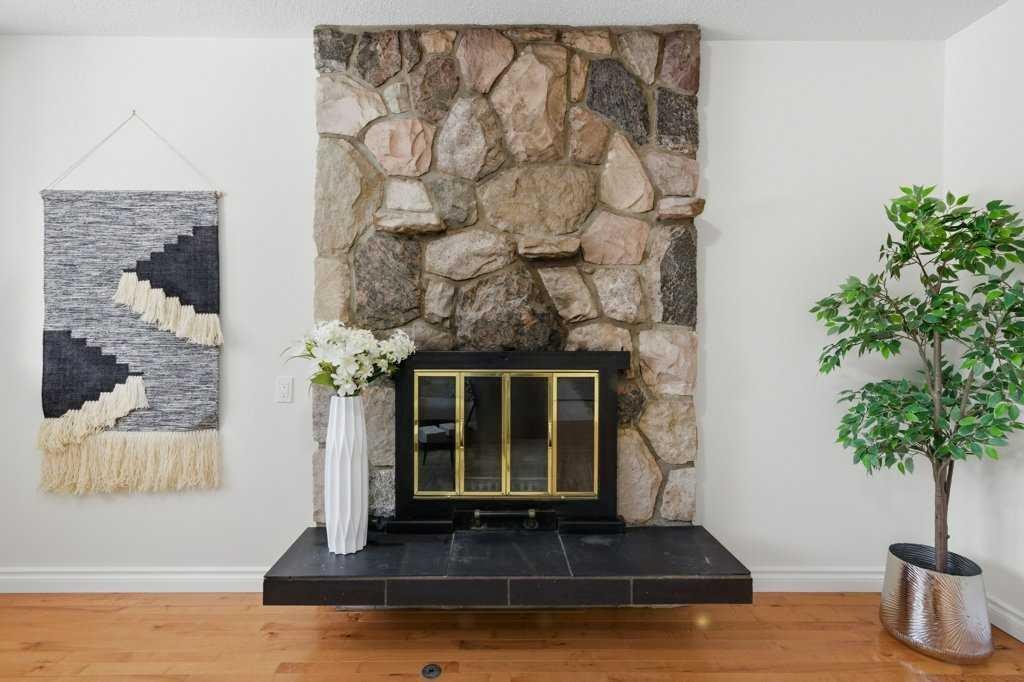 3703 Valdes Place Nw, Calgary, AB - Indoor Photo Showing Other Room