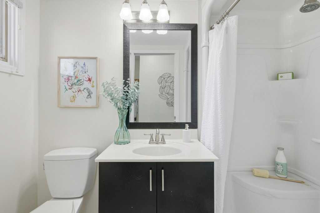 3703 Valdes Place Nw, Calgary, AB - Indoor Photo Showing Bathroom