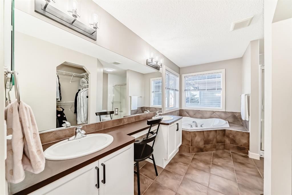 293 Everridge Drive Sw, Calgary, AB - Indoor Photo Showing Bathroom