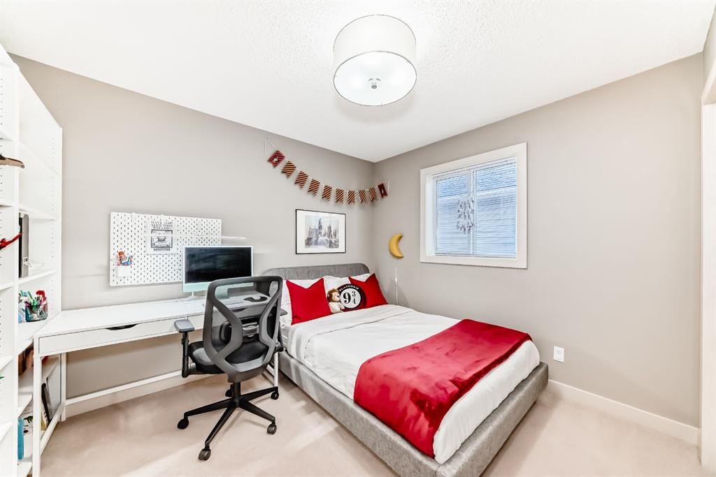 293 Everridge Drive Sw, Calgary, AB - Indoor Photo Showing Bedroom