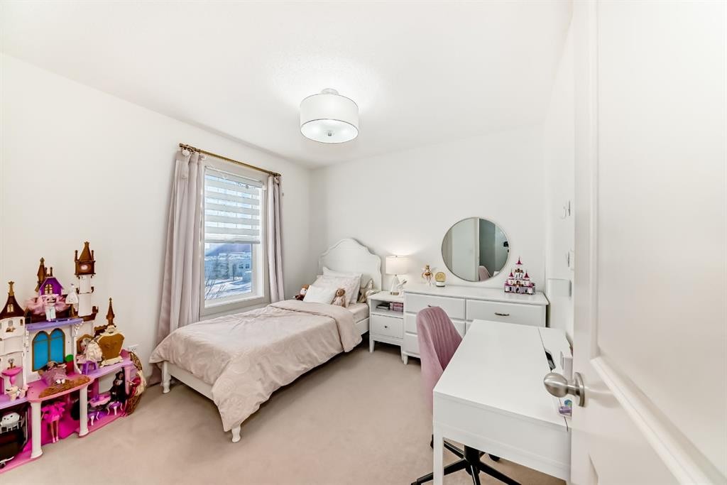 293 Everridge Drive Sw, Calgary, AB - Indoor Photo Showing Bedroom