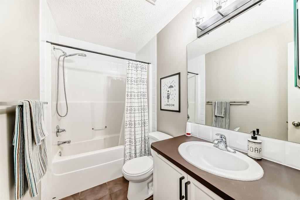 293 Everridge Drive Sw, Calgary, AB - Indoor Photo Showing Bathroom