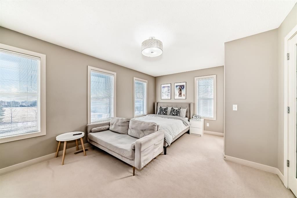 293 Everridge Drive Sw, Calgary, AB - Indoor Photo Showing Bedroom