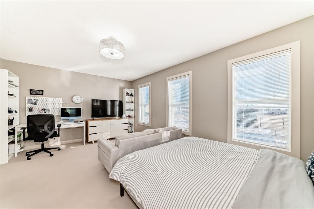 293 Everridge Drive Sw, Calgary, AB - Indoor Photo Showing Bedroom