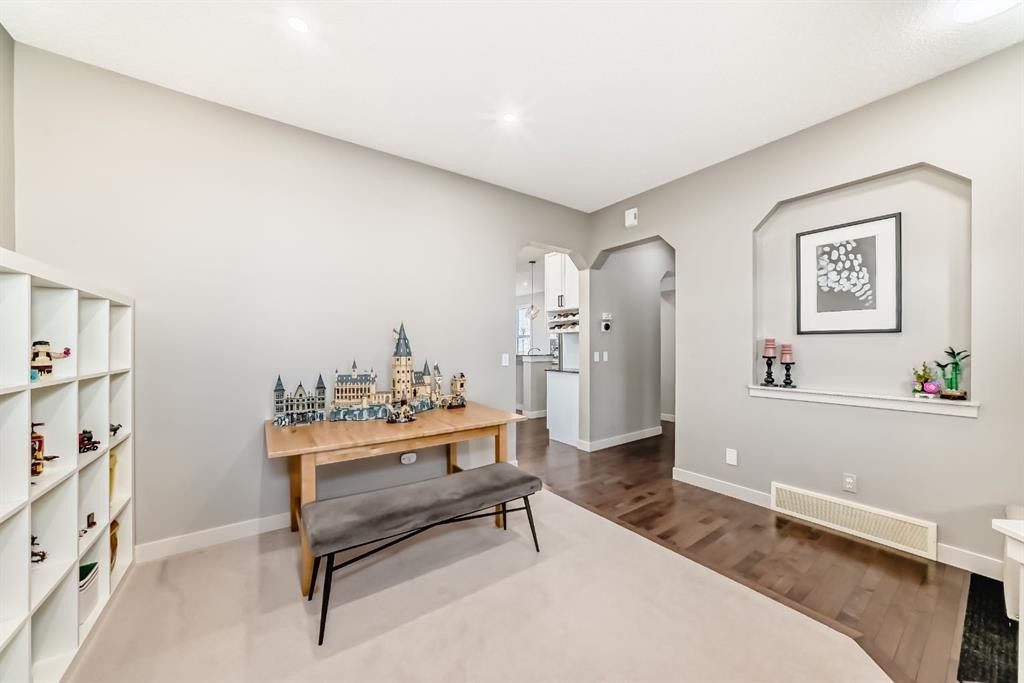 293 Everridge Drive Sw, Calgary, AB - Indoor Photo Showing Other Room