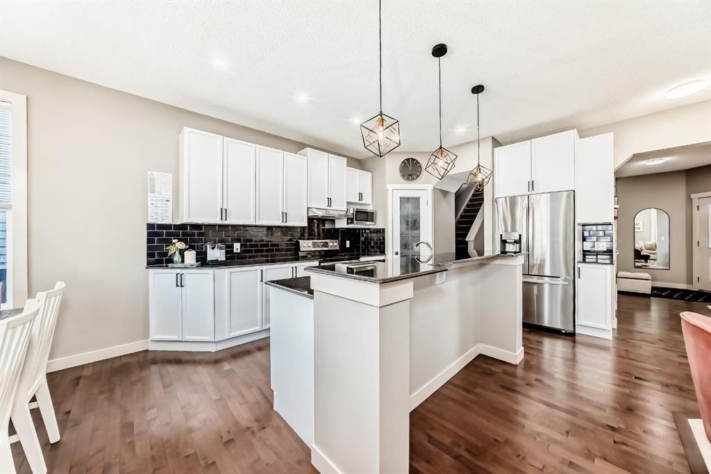 293 Everridge Drive Sw, Calgary, AB - Indoor Photo Showing Kitchen With Upgraded Kitchen