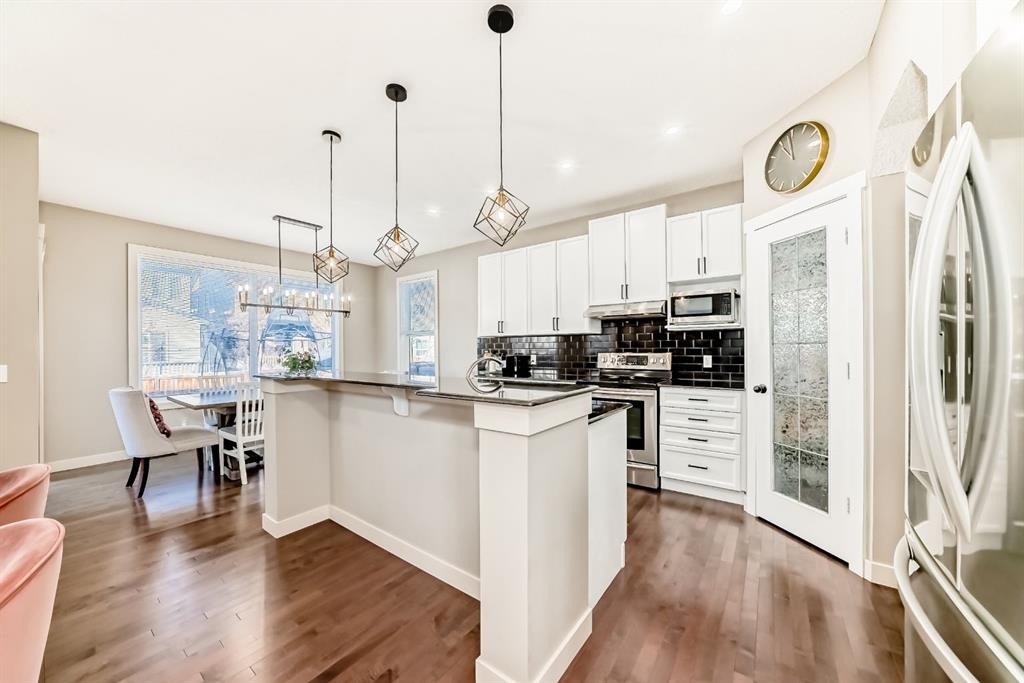 293 Everridge Drive Sw, Calgary, AB - Indoor Photo Showing Kitchen