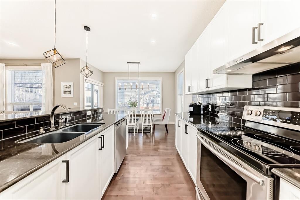 293 Everridge Drive Sw, Calgary, AB - Indoor Photo Showing Kitchen With Double Sink With Upgraded Kitchen