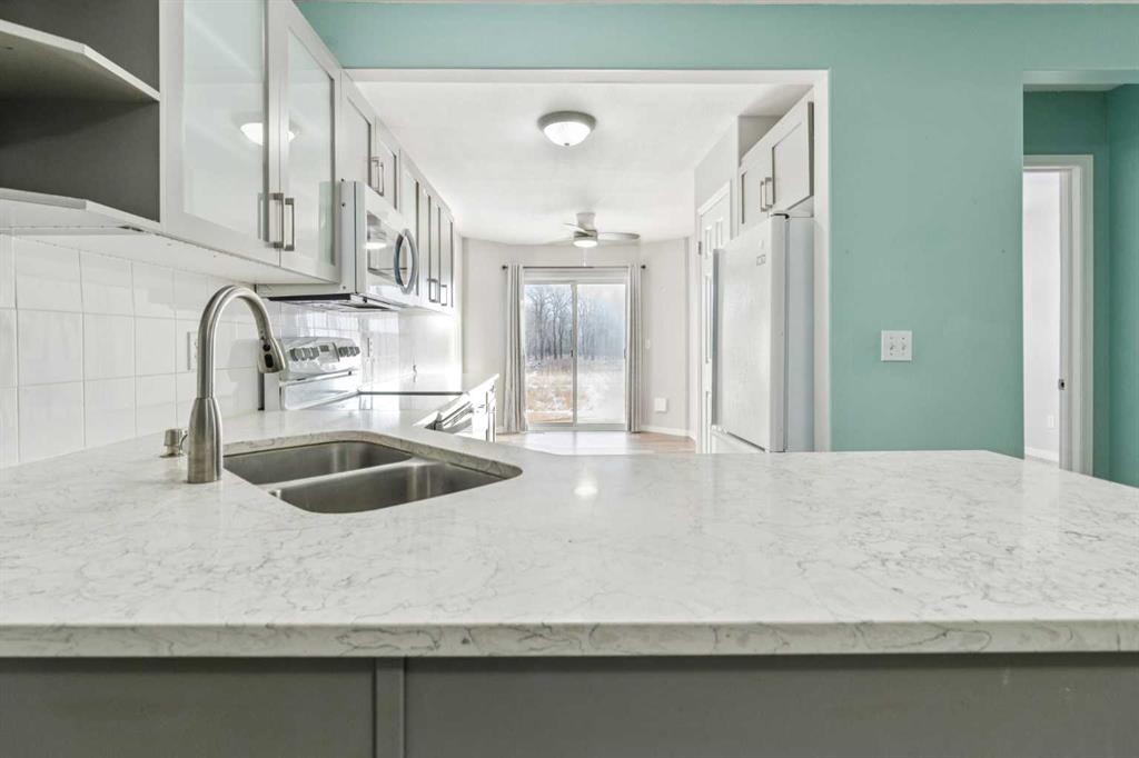 1005 Eagleview Place Nw, High River, AB - Indoor Photo Showing Kitchen With Double Sink With Upgraded Kitchen