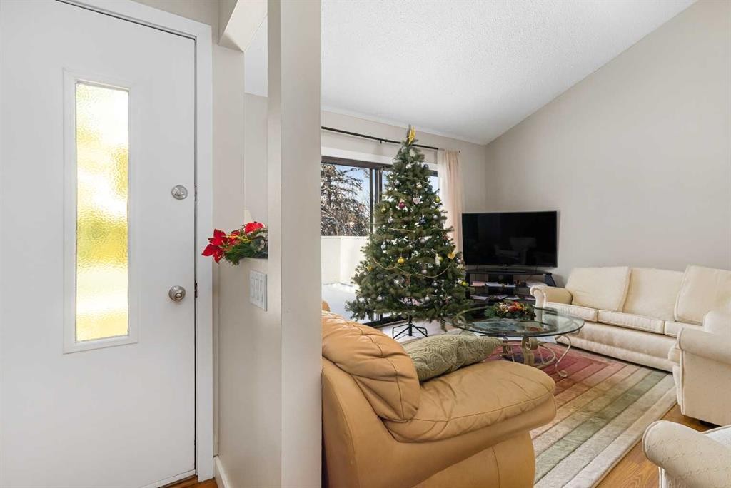 901-2520 Palliser Drive Sw, Calgary, AB - Indoor Photo Showing Living Room