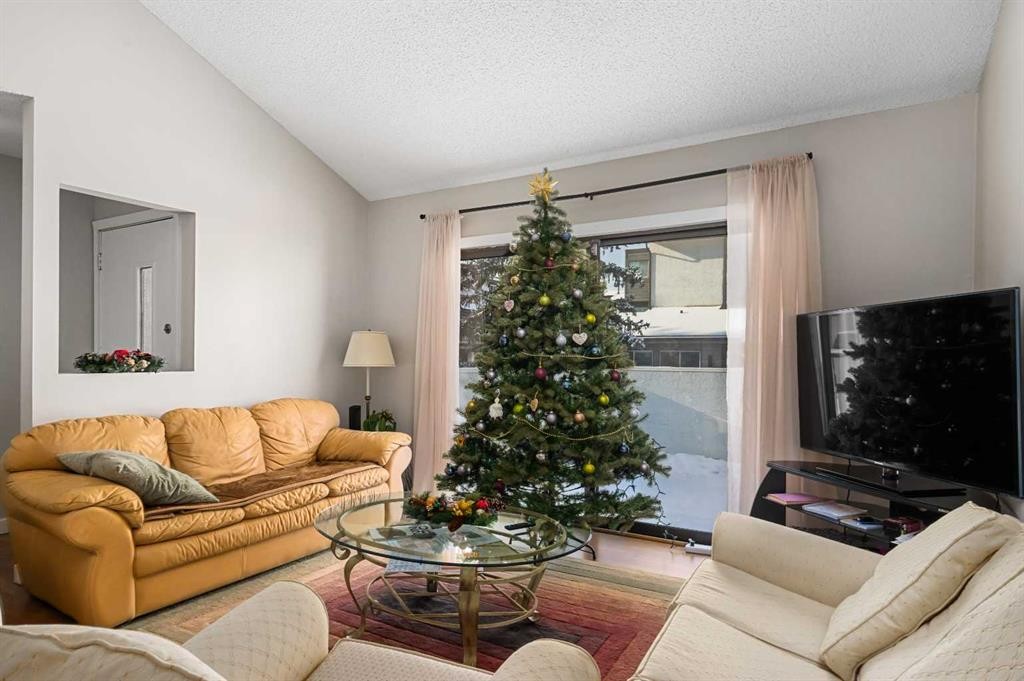 901-2520 Palliser Drive Sw, Calgary, AB - Indoor Photo Showing Living Room