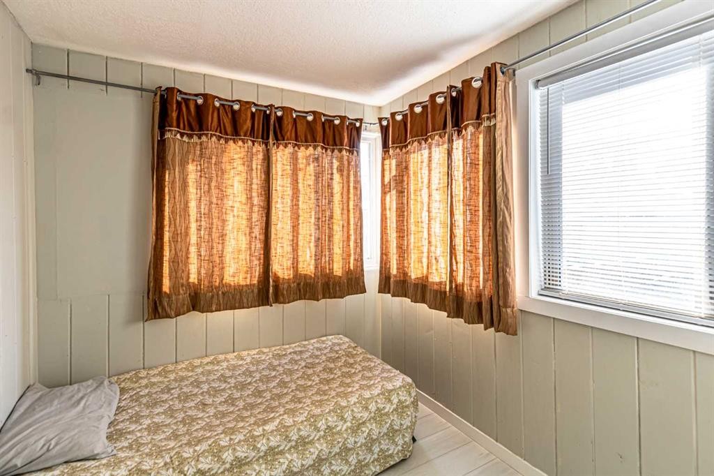1023 1 Avenue Nw, Calgary, AB - Indoor Photo Showing Bedroom
