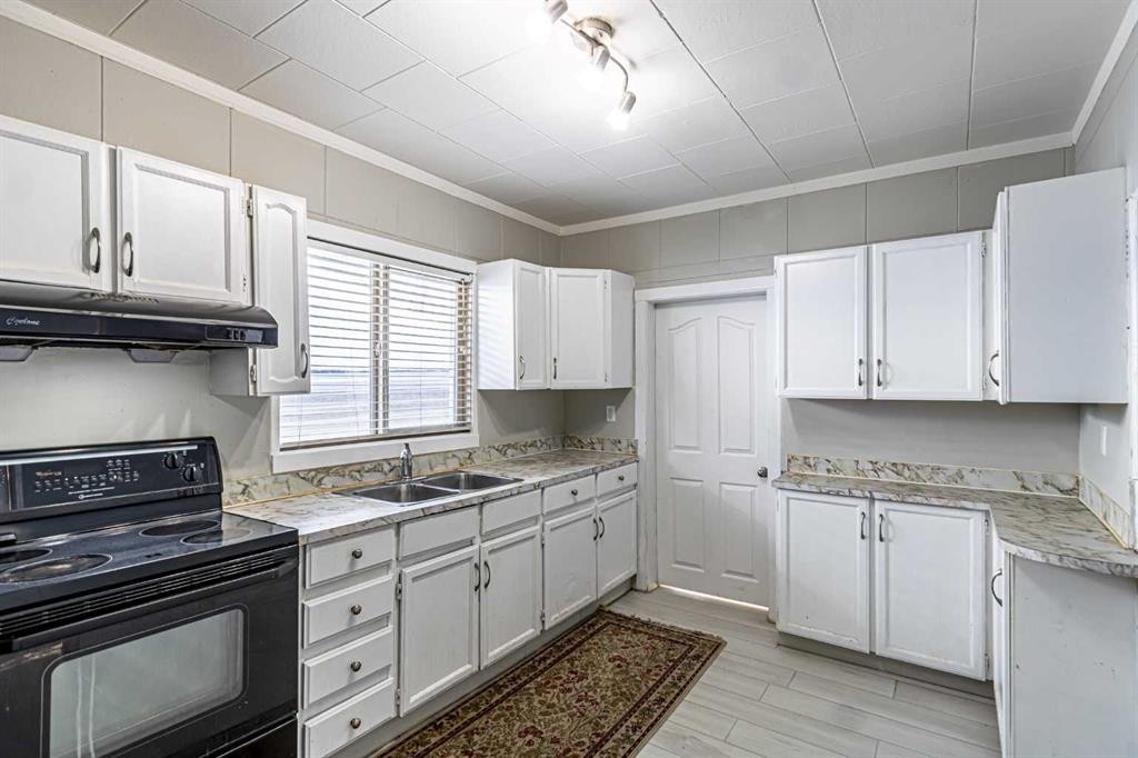 1023 1 Avenue Nw, Calgary, AB - Indoor Photo Showing Kitchen With Double Sink