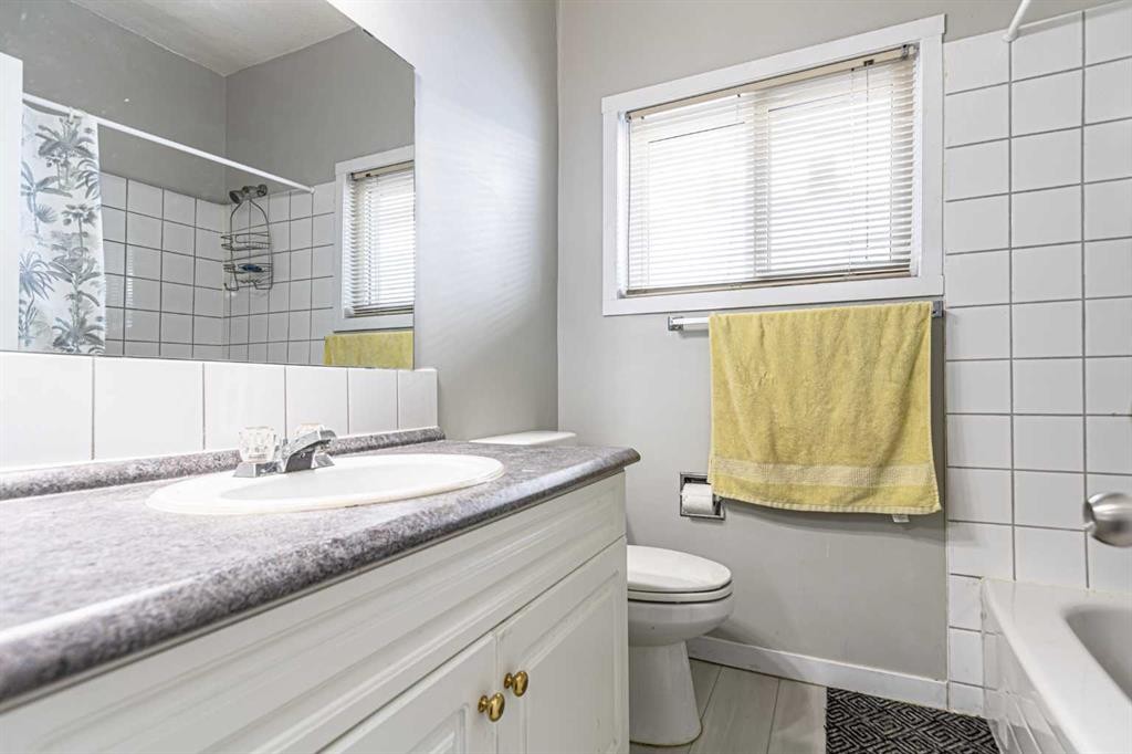 1023 1 Avenue Nw, Calgary, AB - Indoor Photo Showing Bathroom