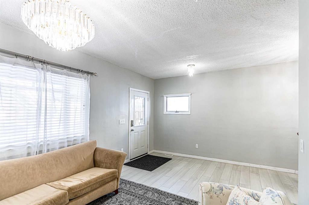 1023 1 Avenue Nw, Calgary, AB - Indoor Photo Showing Other Room