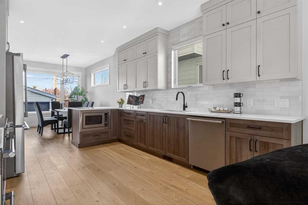 124 26 Avenue Ne, Calgary, AB - Indoor Photo Showing Kitchen With Upgraded Kitchen