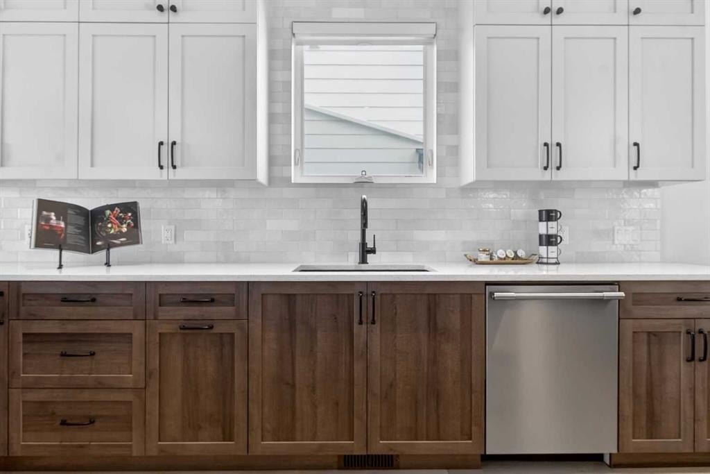 124 26 Avenue Ne, Calgary, AB - Indoor Photo Showing Kitchen With Upgraded Kitchen