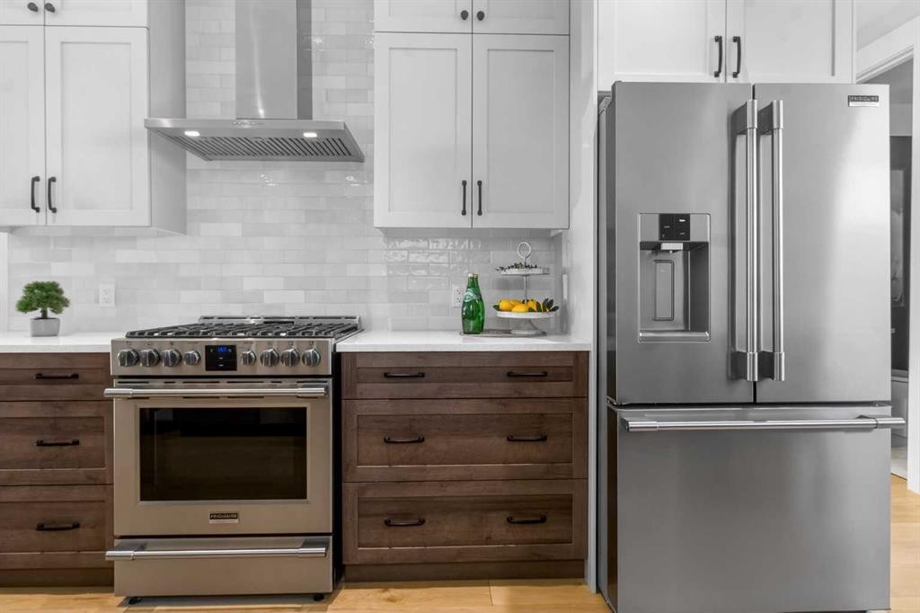 124 26 Avenue Ne, Calgary, AB - Indoor Photo Showing Kitchen With Upgraded Kitchen