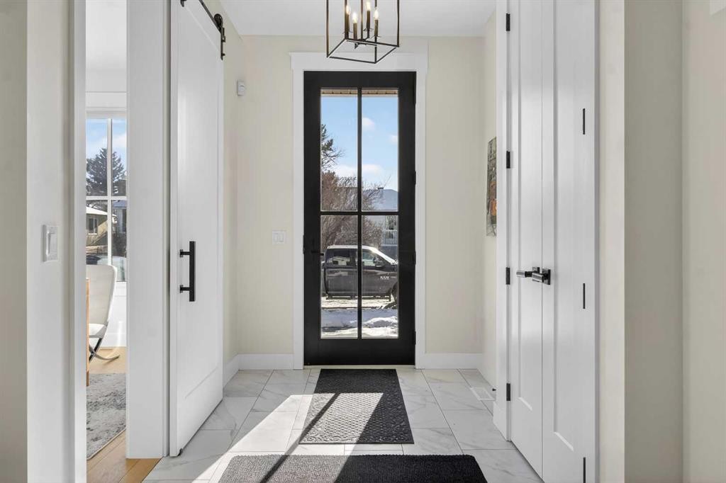 124 26 Avenue Ne, Calgary, AB - Indoor Photo Showing Other Room