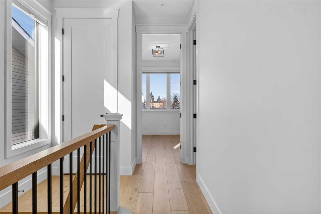 124 26 Avenue Ne, Calgary, AB - Indoor Photo Showing Other Room