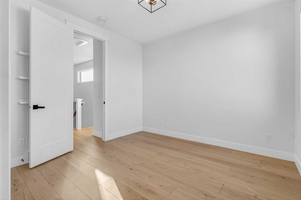 124 26 Avenue Ne, Calgary, AB - Indoor Photo Showing Other Room