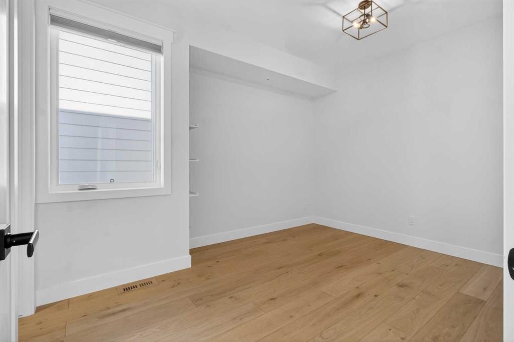124 26 Avenue Ne, Calgary, AB - Indoor Photo Showing Other Room
