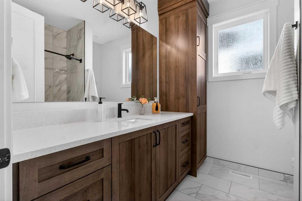 124 26 Avenue Ne, Calgary, AB - Indoor Photo Showing Bathroom