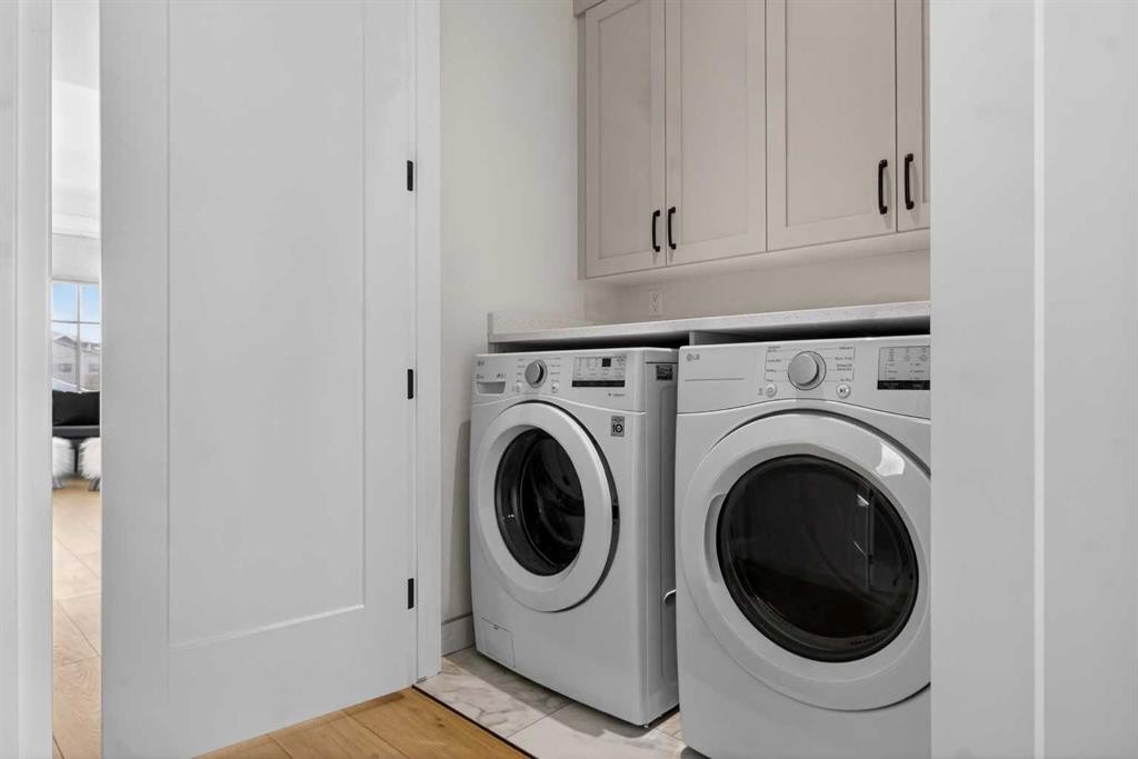 124 26 Avenue Ne, Calgary, AB - Indoor Photo Showing Laundry Room