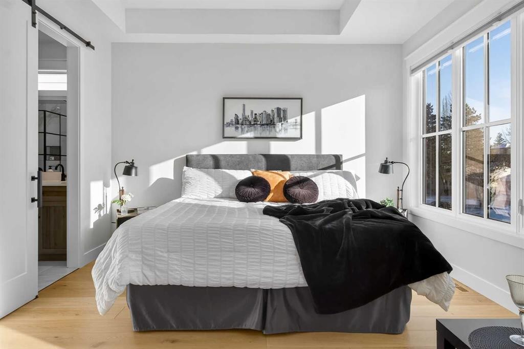 124 26 Avenue Ne, Calgary, AB - Indoor Photo Showing Bedroom
