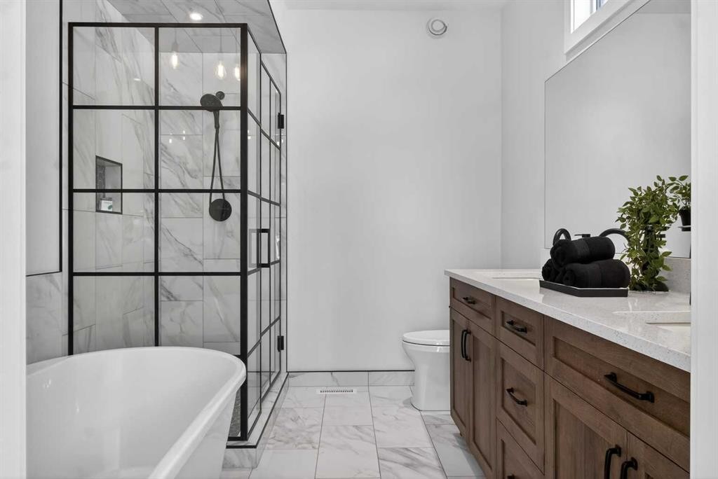 124 26 Avenue Ne, Calgary, AB - Indoor Photo Showing Bathroom