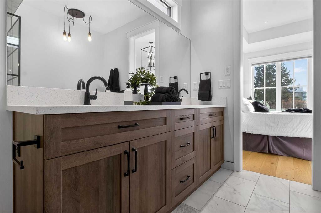 124 26 Avenue Ne, Calgary, AB - Indoor Photo Showing Bathroom