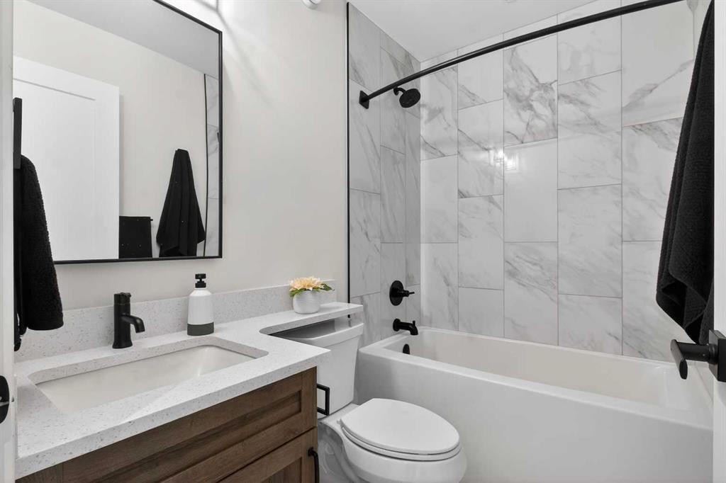 124 26 Avenue Ne, Calgary, AB - Indoor Photo Showing Bathroom