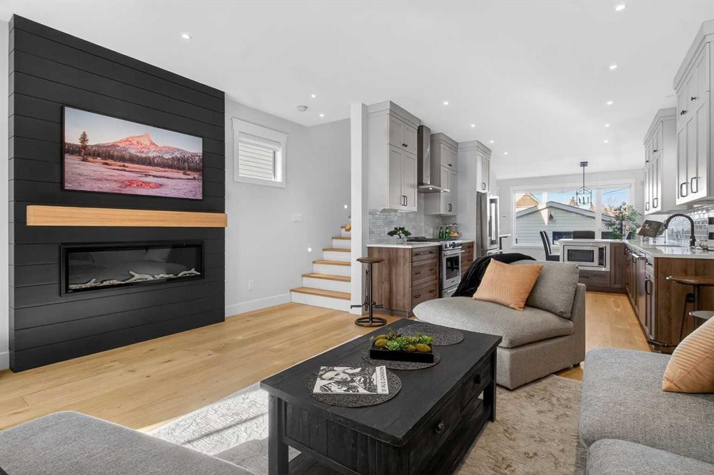 124 26 Avenue Ne, Calgary, AB - Indoor Photo Showing Living Room With Fireplace
