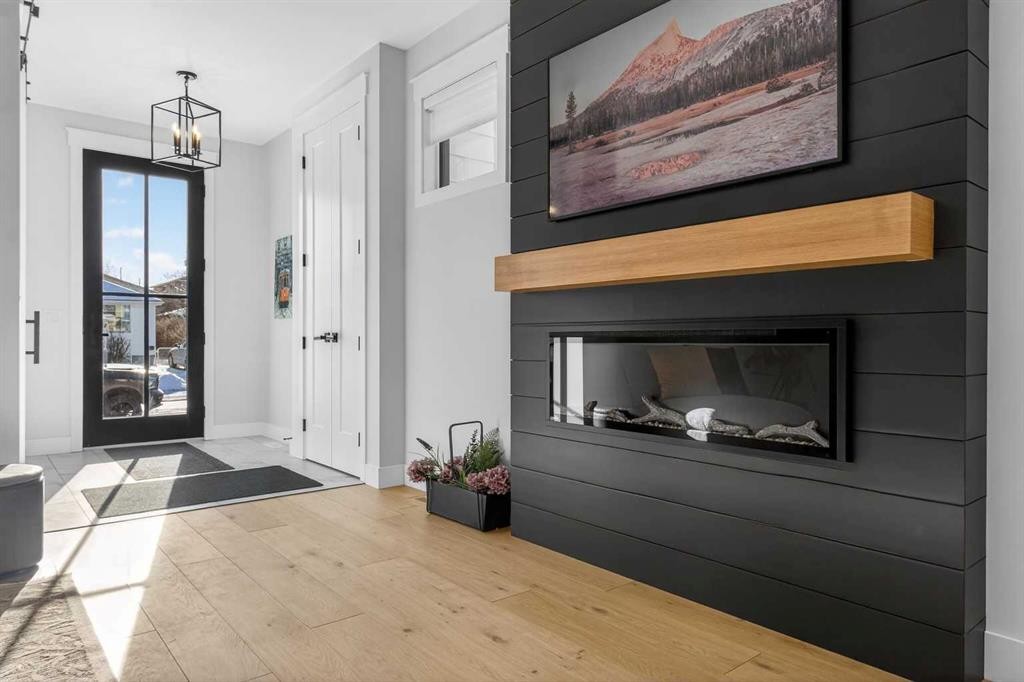 124 26 Avenue Ne, Calgary, AB - Indoor With Fireplace