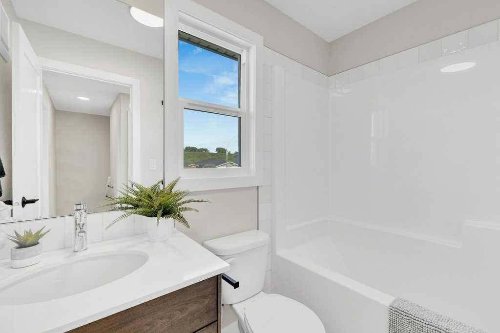 13 Gray Close, Sylvan Lake, AB - Indoor Photo Showing Bathroom