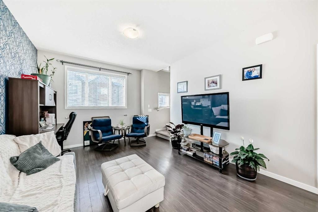 656 Copperpond Boulevard Se, Calgary, AB - Indoor Photo Showing Living Room