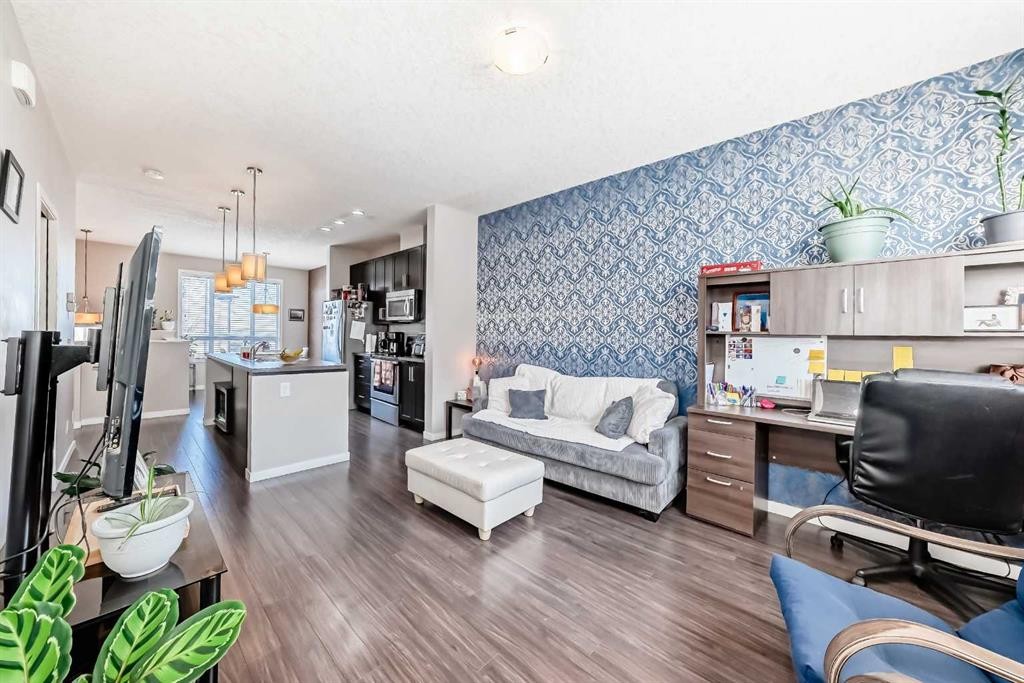 656 Copperpond Boulevard Se, Calgary, AB - Indoor Photo Showing Living Room