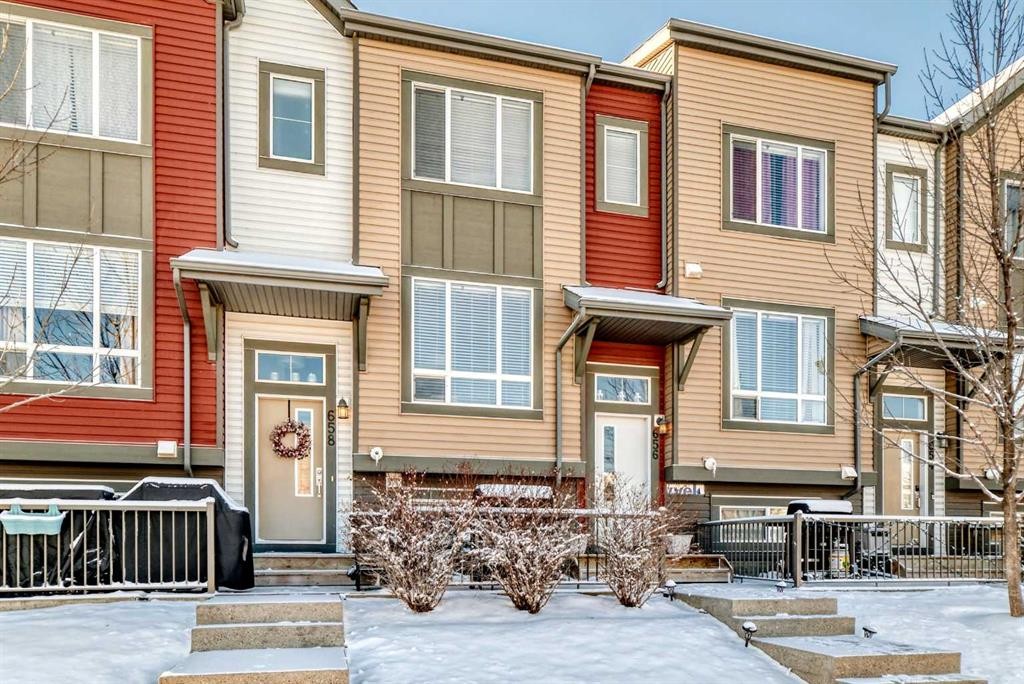 656 Copperpond Boulevard Se, Calgary, AB - Outdoor With Facade
