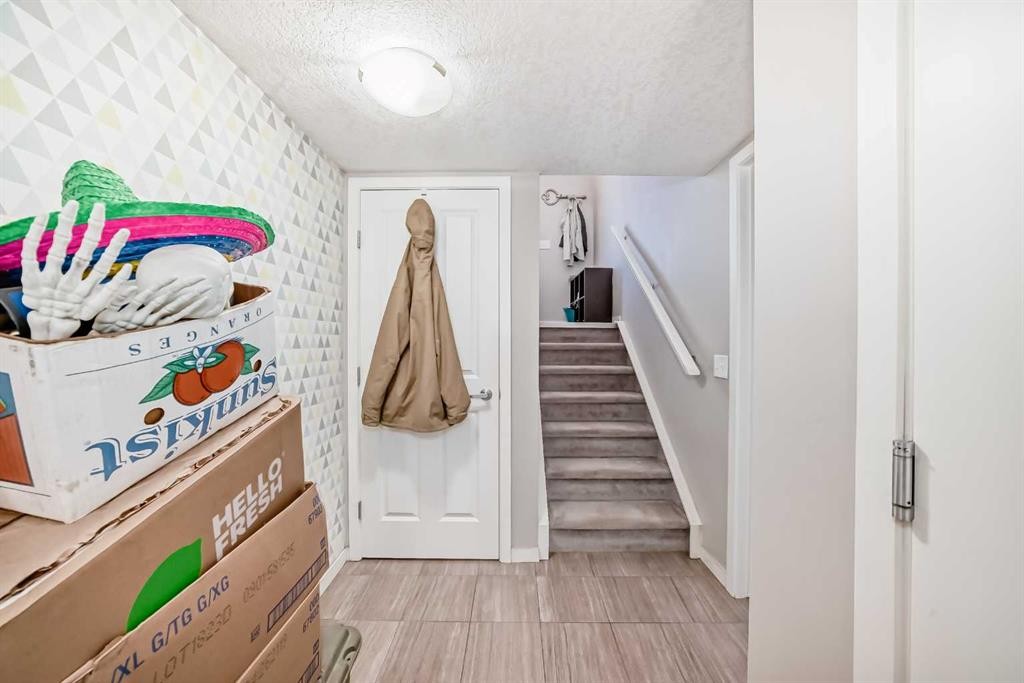 656 Copperpond Boulevard Se, Calgary, AB - Indoor Photo Showing Other Room
