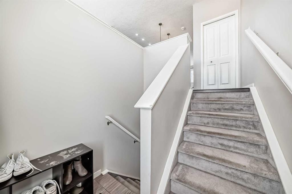 656 Copperpond Boulevard Se, Calgary, AB - Indoor Photo Showing Other Room