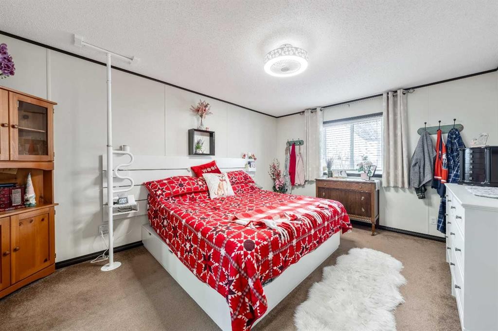 4 Spring Dale Circle Se, Airdrie, AB - Indoor Photo Showing Bedroom