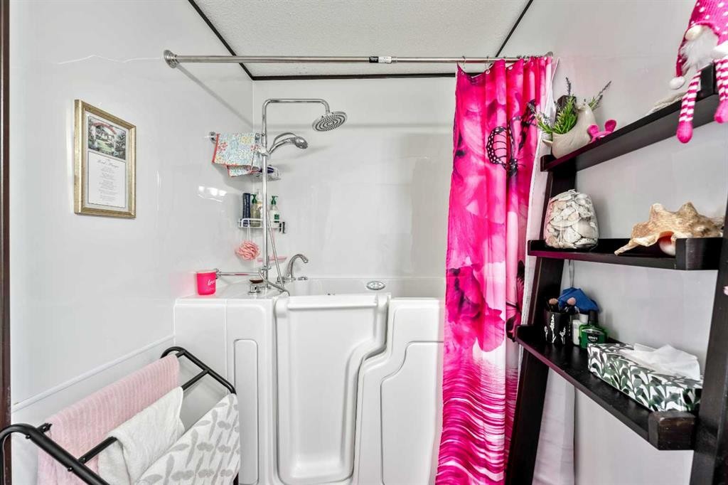 4 Spring Dale Circle Se, Airdrie, AB - Indoor Photo Showing Laundry Room